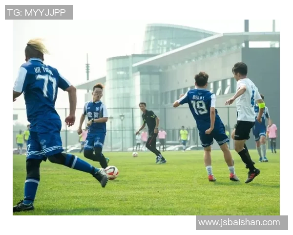 《追梦绿茵场：一位足球天才从街头到世界舞台的奋斗历程》