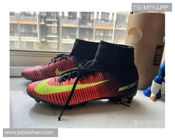 穿银色足球鞋的球星在赛场上展现速度与激情的完美结合 穿银色足球鞋的球星在赛场上展现速度与激情的完美结合