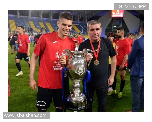 足球星二代颜值超高继承父亲基因 球场外的帅气与魅力并存 足球星二代颜值超高继承父亲基因 球场外的帅气与魅力并存