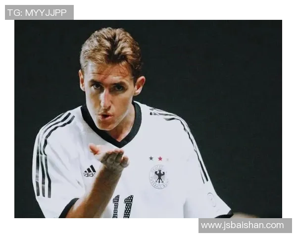 从球场传奇到教练席英雄：足球明星转型教练之路解析